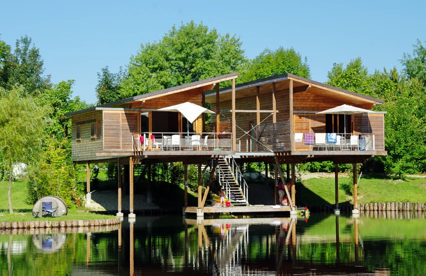 Maison sur pilotis au bord d’un lac