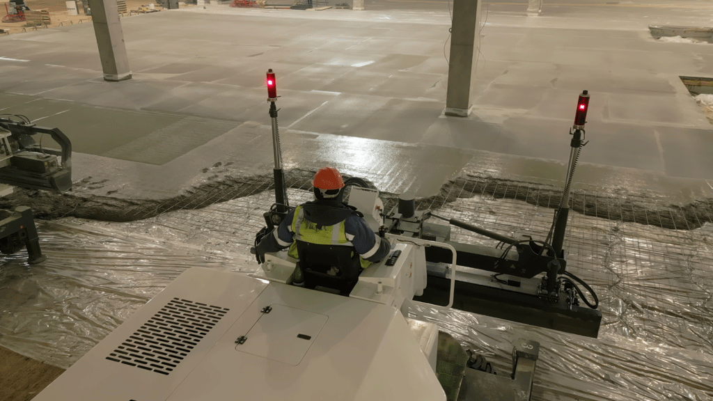 Équipement robotisé de décapage haute pression en action sur sol industriel