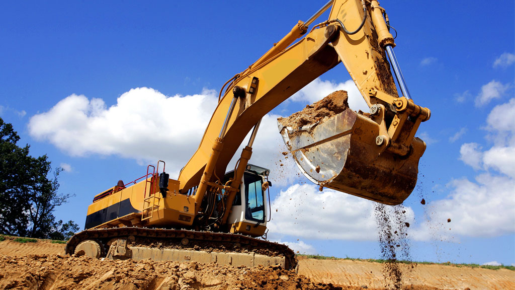 Mini-pelle compacte travaillant dans espace restreint chantier urbain